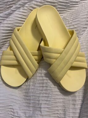 American Eagle Outfitters Pale Yellow Quilted Cross-Band Slide Sandals